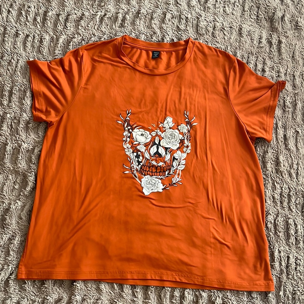 Orange skull flower tee